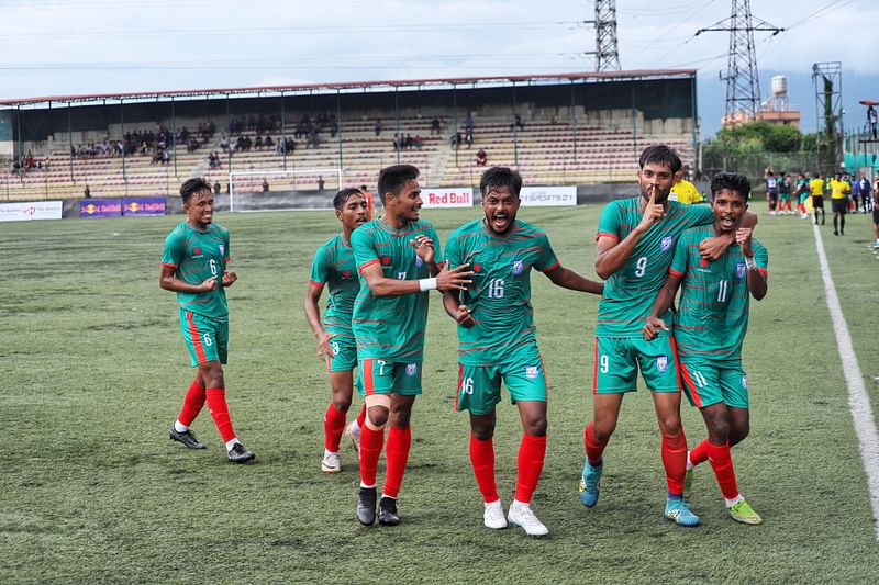 ভারতের বিপক্ষে গোলের পর সতীর্থদের সঙ্গে আসাদুলের (১১ নম্বর জার্সি) উদ্‌যাপন